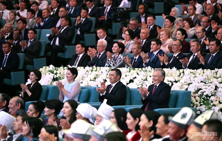 Mirziyoyev va Japarov do‘stlik konsertida qatnashdilar