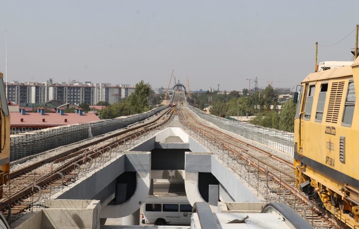 Ер усти метроси ости кўнгилочар масканга айланади (фото)