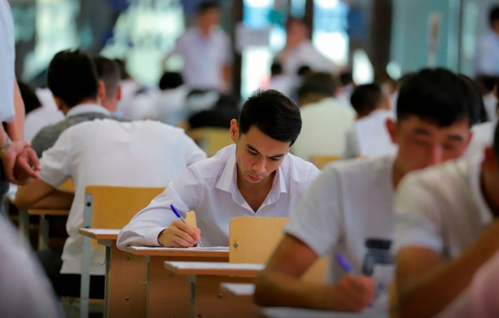 Maktab bitiruvchisi qanday hollarda yakuniy attestatsiyadan ozod etiladi?