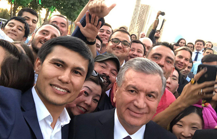 Селфи с президентом: Мирзиёев сфотографировался с блогерами и журналистами (фото+видео)