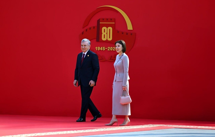 Shavkat Mirziyoyev Pekindagi tantanali harbiy paradda ishtirok etdi (foto)