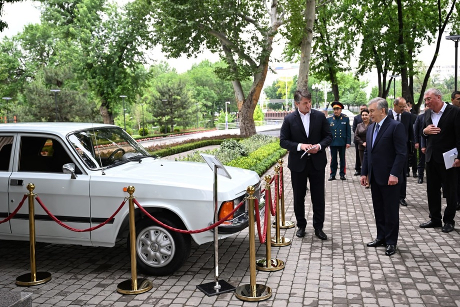 Служебный автомобиль Шавката Мирзиёева времен работы хокимом в 90-х выставили у хокимията Мирзо-Улугбекского района (фото)