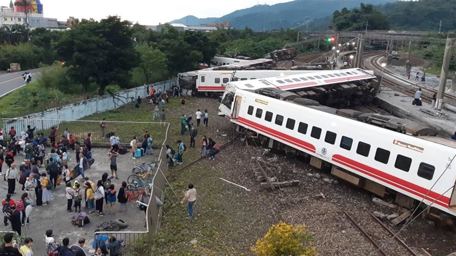 В Индии 13 человек пострадали при сходе поезда с рельсов