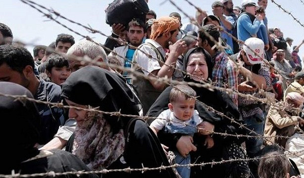 Израиль покормил беженцев через забор, но не позволил пересечь границу