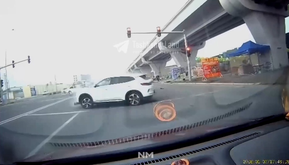В Ташкенте водитель BYD устроил аварию, столкнувшись с Nexia-3 и Cobalt