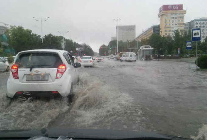 Poytaxt ko‘chalarini yana suv bosdi, Toshkent viloyatida esa do‘l yog‘di (foto+video)