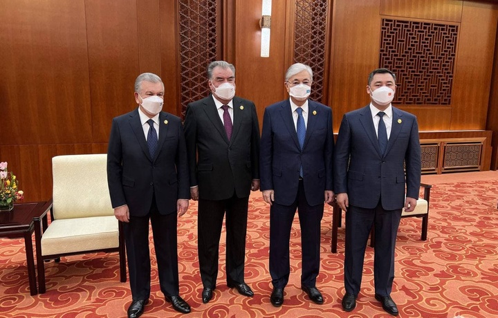 Shavkat Mirziyoyev Pekinda qator davlat rahbarlari bilan uchrashdi (foto)