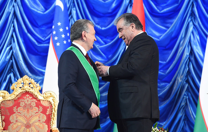 Эмомали Рахмон наградил Шавката Мирзиёева орденом «Зарринточ»