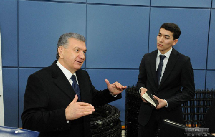 Shavkat Mirziyoyev yiliga 4 ming 800 tonna armatura tayyorlaydigan qo‘shma korxonaga bordi