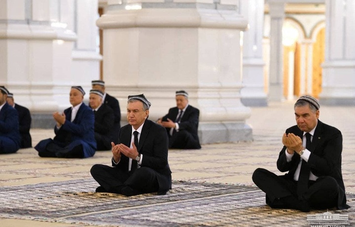 Кун фотоси: Шавкат Мирзиёев Ашхободдаги масжидда