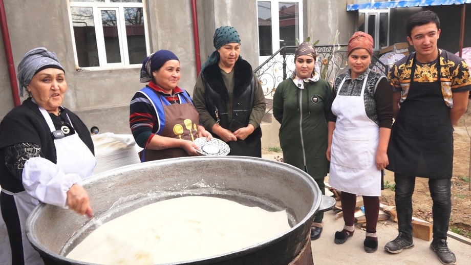«Бизнес по рецепту»: история узбекской семьи, которая поставляет сумаляк на рынки Ташкента и за границу (видео)