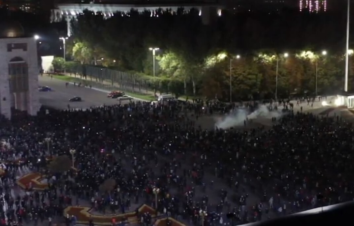 Протесты в Бишкеке: Митингующих разгоняет милиция, есть раненые (видео)