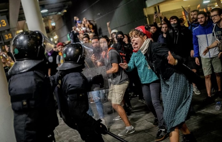 На улицах Барселоны начались столкновения протестующих с полицией (видео)