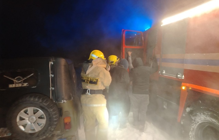 В Кашкадарье спасли 10 человек, застрявших на дороге во время снежной бури