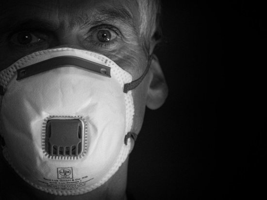 Иммунолог заявил, что эффективность маски при «омикроне» существенно снижается
