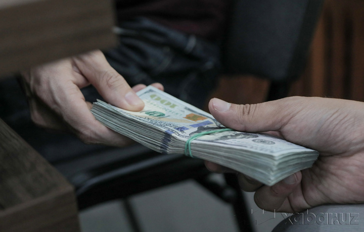 Доллар қиймати бироз пасайди