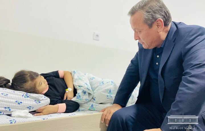 Хоким Андижана посетил в больнице детей, отравившихся после приема «Антиструмина»