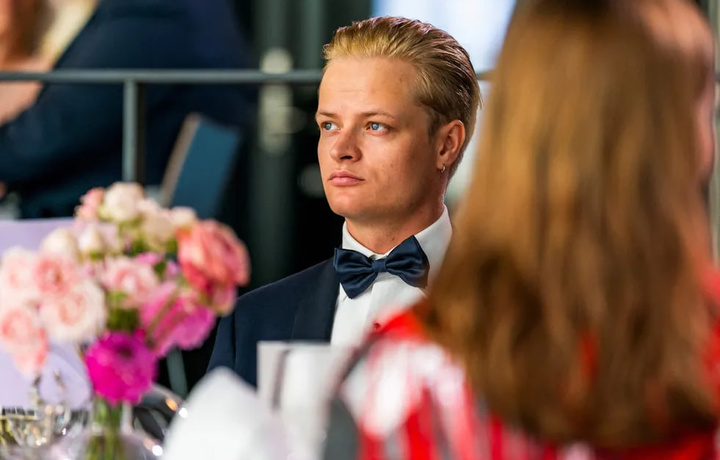 Норвегияда қироллик инқирози: тахт ворисининг рафиқаси Эпштейн файлларида, унинг ўғли эса...