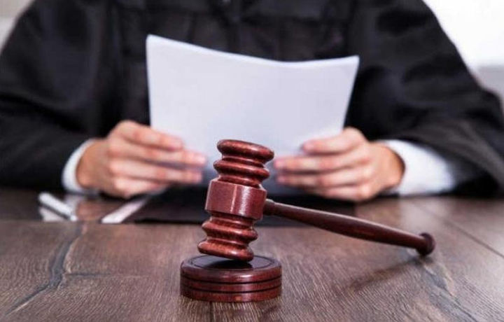 Суд наманганлик эркакка 14 йил тарбия қилган ўгай ўғлини оталиққа олишига монелик қилмоқда