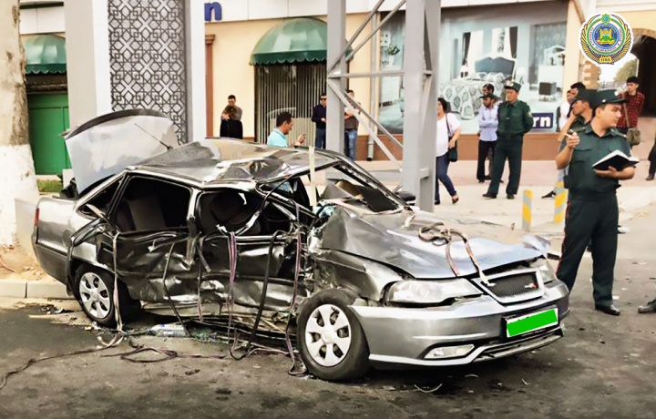 В страшном ДТП в Ташкенте погибла одна женщина, еще 4 человек пострадали