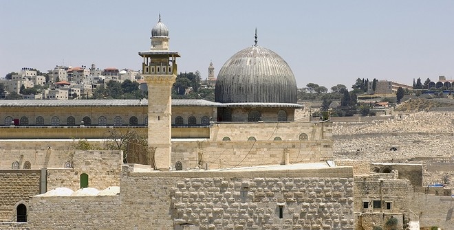 Израильские силы напали на палестинцев у мечети Аль-Акса