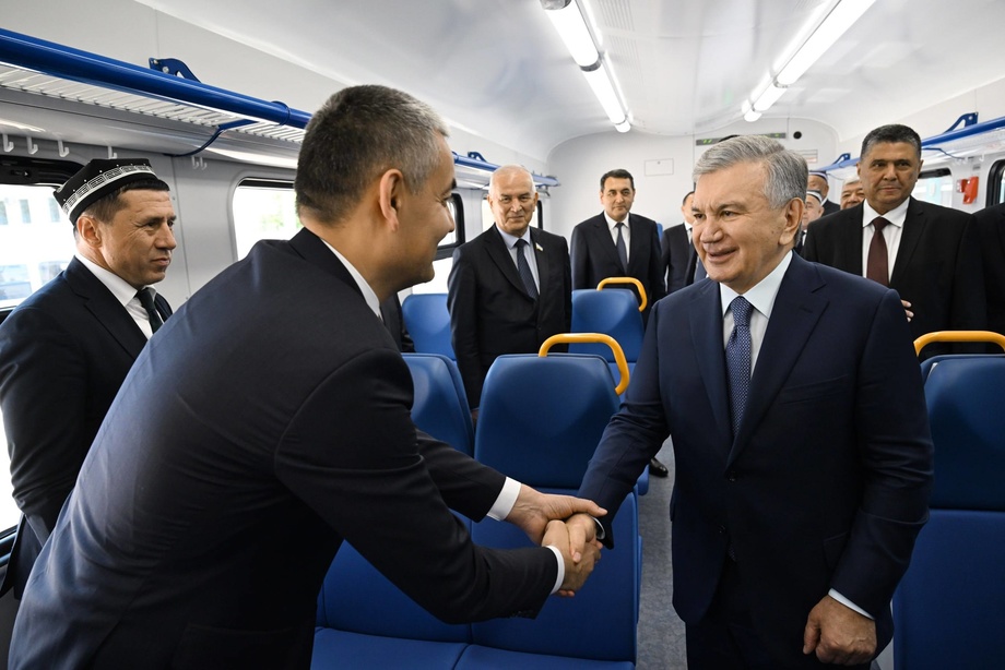 Shavkat Mirziyoyev elektropoyezdda Qo‘qondan Marg‘ilonga bordi