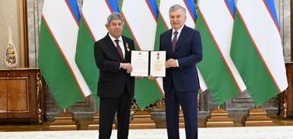 Mirziyoyev Ozarbayjon elchisiga «Mehnat shuhrati» ordenini topshirdi