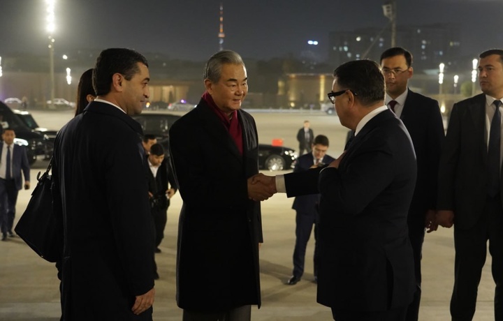 Xitoy Tashqi ishlar vaziri Van I O‘zbekistondagi Islom sivilizatsiyasi markaziga tashrif buyurdi