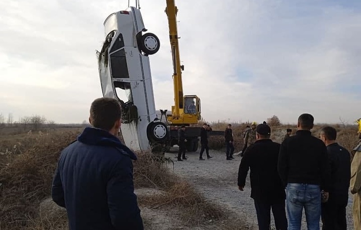 Самарқандда «Нексия» каналга қулади. Унинг ичида икки киши бўлган