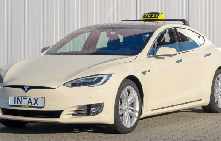 Владельцы Tesla смогут зарабатывать на авто (видео)