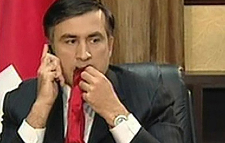 Саакашвили объяснил жевание галстука в 2008‐м (видео)