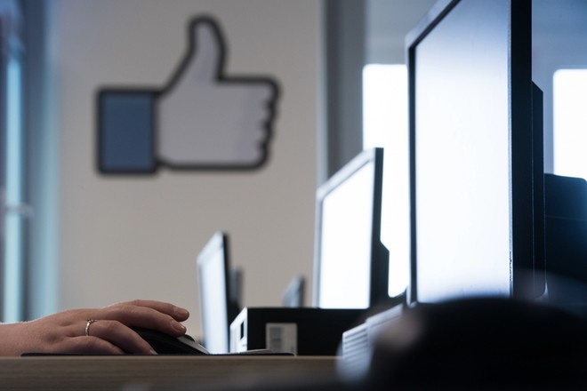 Неизвестные украли личные данные тысяч сотрудников Facebook
