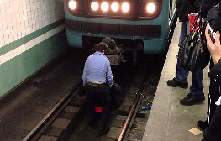 Toshkentdagi metroda bir ayol o‘zini poyezd ostiga tashladi