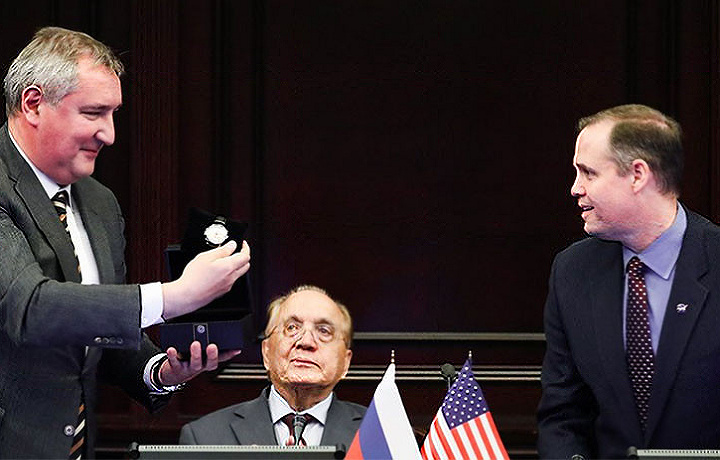 Главе NASA подарили тарелку