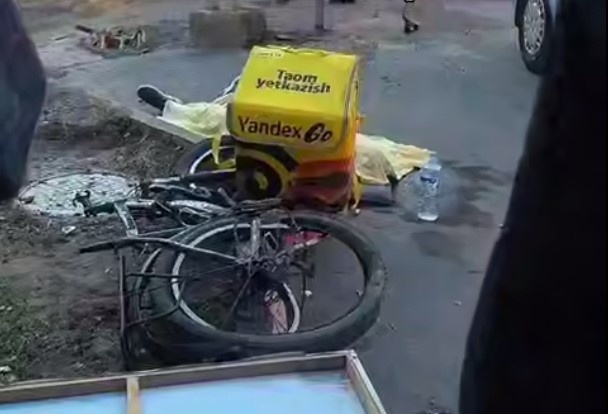 Тошкентда юк машинаси уриб юборган 22 ёшли курьер вафот этди