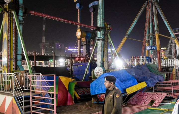 В Индии аттракцион с людьми рухнул на землю