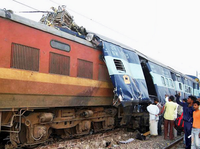 В Мумбаи три вагона пассажирского поезда сошли с рельсов