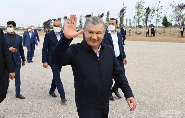 Shavkat Mirziyoyev Qibrayda barpo etilayotgan yirik bog‘ hududiga bordi