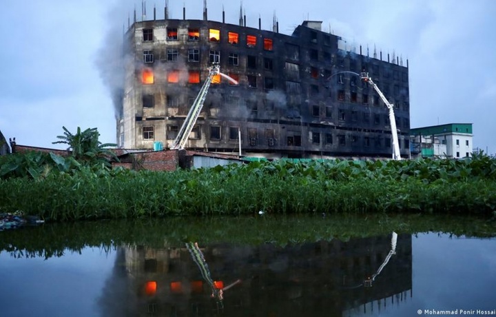 В Бангладеш жертвами пожара на фабрике стали 52 человека