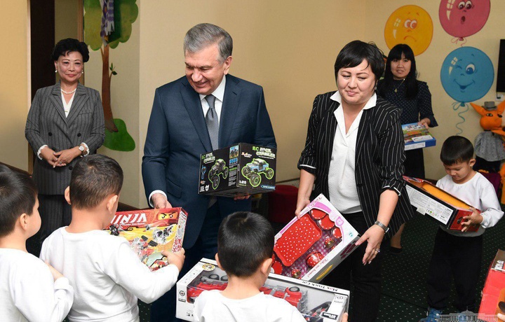 Президент боғча болаларига совғалар топширди (фото)