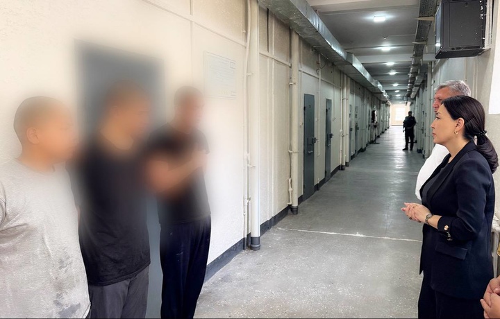 Toshkentdagi 1-sonli tergov hibsxonasida saqlanayotganlar soni me’yordan oshgan — Bolalar ombudsmani
