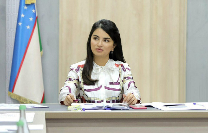 Saida Mirziyoyeva: «Maktablarda majburiy forma joriy qilishga hali erta»