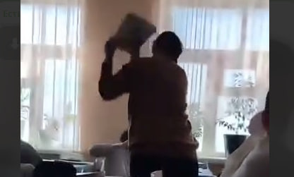 Ўқувчиларини китоб билан урган ўқитувчи ишидан айирилди