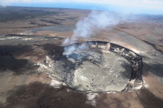 Ҳавайида вулқон отилди: лава 38 метрга пуркалмоқда