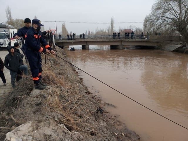 Катта Фарғона каналида бола қидирилмоқда