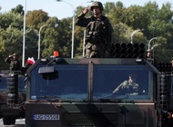 Польские военные едут на самоходной РСЗО во время парада в 2023 году

