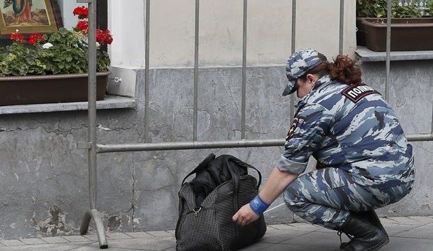 Кремль яқинига ташлаб кетилган сумка мухлислар орасида ваҳима келтириб чиқарди