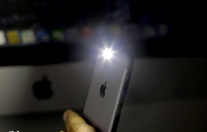 Почему на iPhone фонарик запускается самостоятельно: нашли объяснение