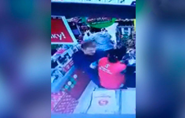 Rossiyadagi supermarketlardan birida o‘zbekistonlik ayol pichoqlandi (video)