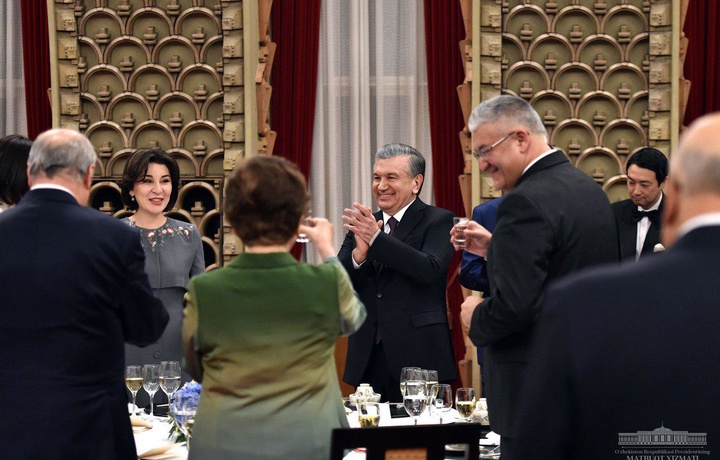 Shavkat Mirziyoyev va Ziroat Mirziyoyeva sharafiga tantanali qabul tashkil etildi (foto)